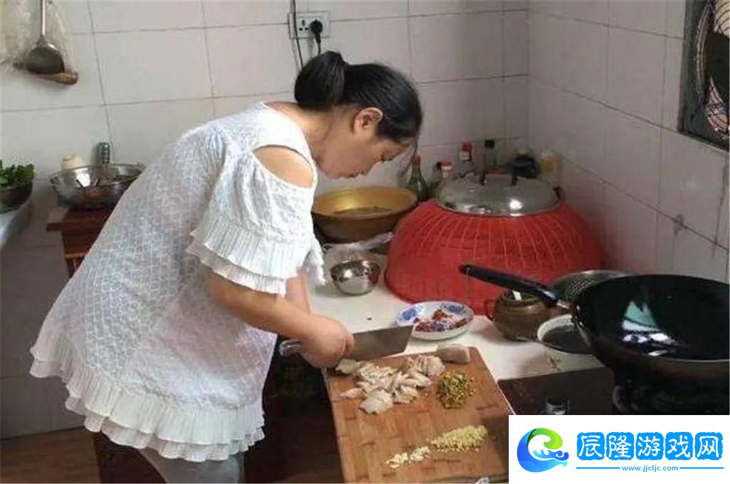老趙抱著兒媳在廚房做飯