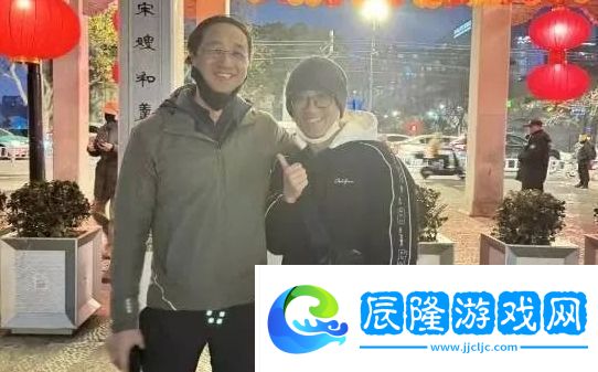 友偶遇黑神話主創馮驥-合照發布后-游科制式口罩”遭吐槽