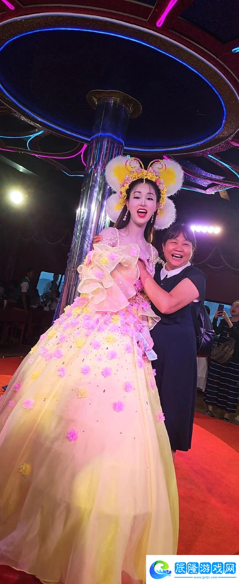 人妖和人妖互交性xxxx視頻流暢不卡頓-友：這才是藝術(shù)的真實(shí)呈現(xiàn)！